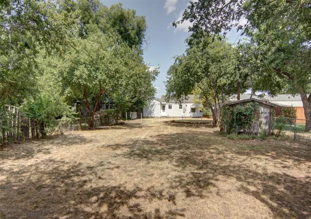 Photo 4 of Single family home for sale at 1203 Hanover St, Weatherford, TX 76086 | MLS# 21341509 | Listing updated on 2026-10-05