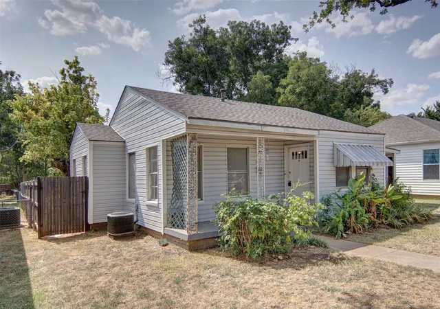 Photo 3 of Single family home for sale at 1203 Hanover St, Weatherford, TX 76086 | MLS# 21341509 | Listing updated on 2026-08-11