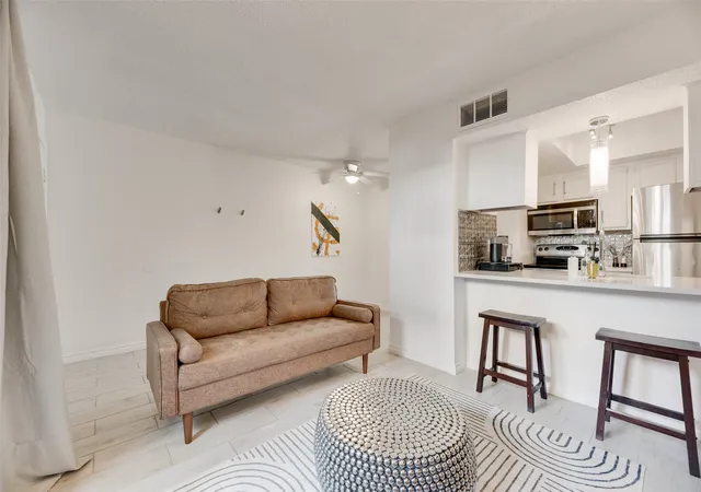 Listing Photo 4 - Condo for sale in building located at 1810 N Garrett Ave, Dallas, TX 75206 - Unit #119