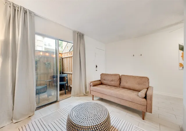Listing Photo 5 - Condo for sale in building located at 1810 N Garrett Ave, Dallas, TX 75206 - Unit #119