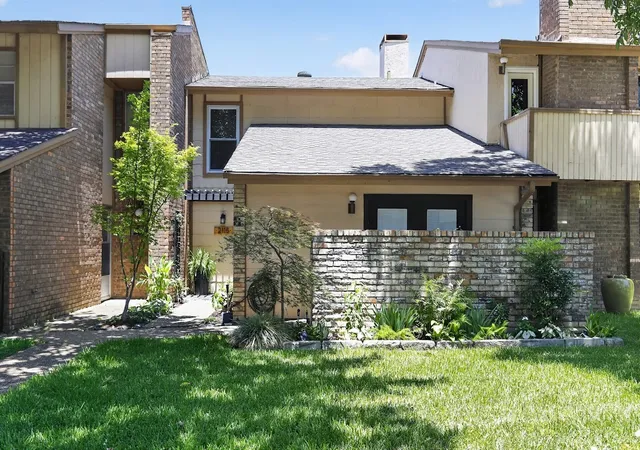 Photo 1 of Townhouse for sale at 2115 Warnford Pl, Arlington, TX 76015 | MLS# 21355926 | Listing updated on 2026-10-06