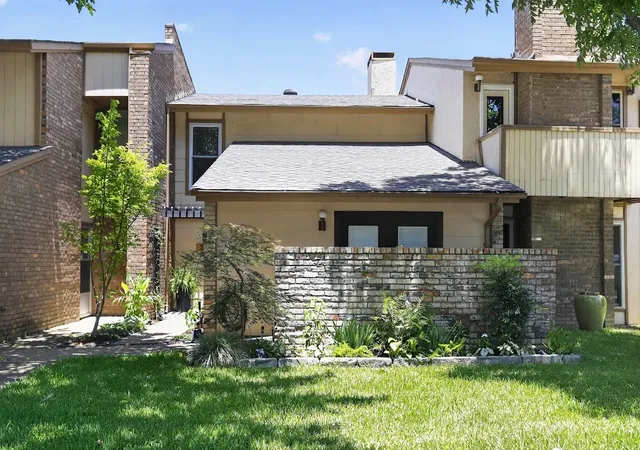 Photo 2 of Townhouse for sale at 2115 Warnford Pl, Arlington, TX 76015 | MLS# 21355926 | Listing updated on 2026-10-06