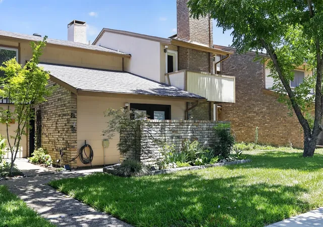 Photo 3 of Townhouse for sale at 2115 Warnford Pl, Arlington, TX 76015 | MLS# 21355926 | Listing updated on 2026-10-06