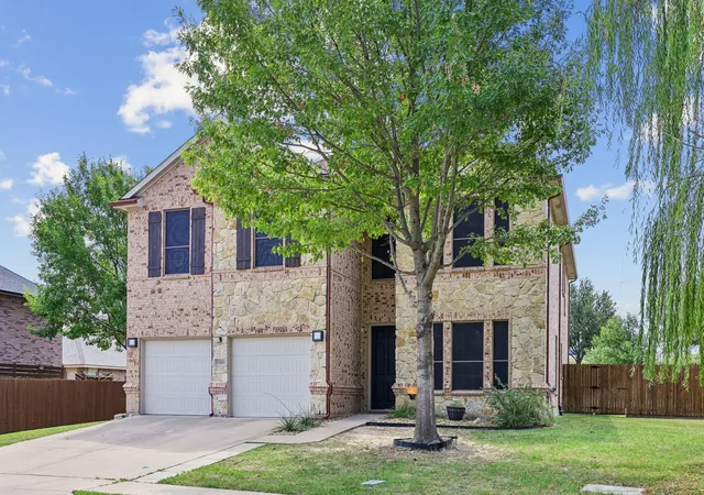 Photo 3 of Sale Pending at 5929 Clipper Ln, Fort Worth, TX 76179 | MLS# 21356275 | Listing updated on 2026-08-26