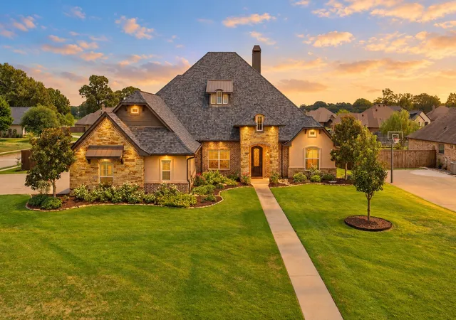 Photo 1 of Single family home for sale at 115 Circle Club Ln, Longview, TX 75602 | MLS# 21355526 | Listing updated on 2026-10-05