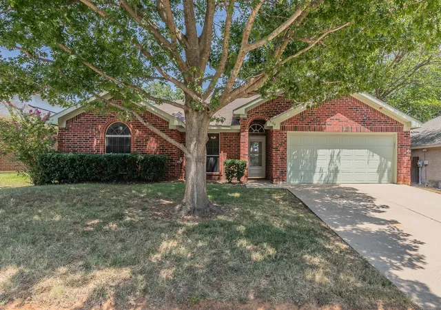 Photo 1 of Sale Pending at 904 Parkhill Dr, Mansfield, TX 76063 | MLS# 21355005 | Listing updated on 2026-09-02