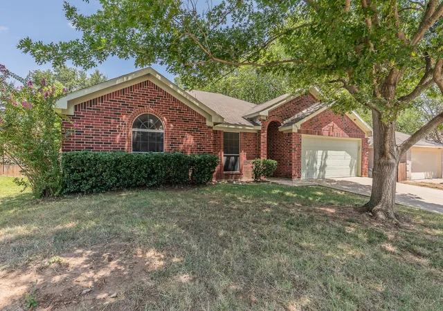 Photo 2 of Sale Pending at 904 Parkhill Dr, Mansfield, TX 76063 | MLS# 21355005 | Listing updated on 2026-09-02
