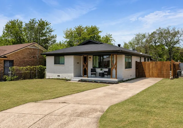 Photo 2 of Single family home for sale at 2915 Clinton Ave, Fort Worth, TX 76106 | MLS# 21356104 | Listing updated on 2026-09-03