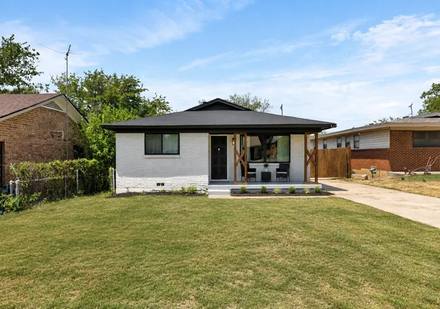 Photo 3 of Single family home for sale at 2915 Clinton Ave, Fort Worth, TX 76106 | MLS# 21356104 | Listing updated on 2026-09-03