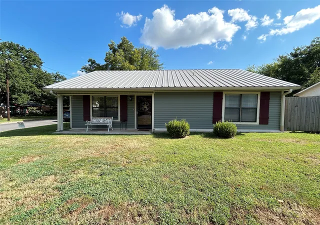 Photo 1 of Single family home for sale at 601 Locust St S, Sulphur Springs, TX 75482 | MLS# 21356335 | Listing updated on 2026-08-12