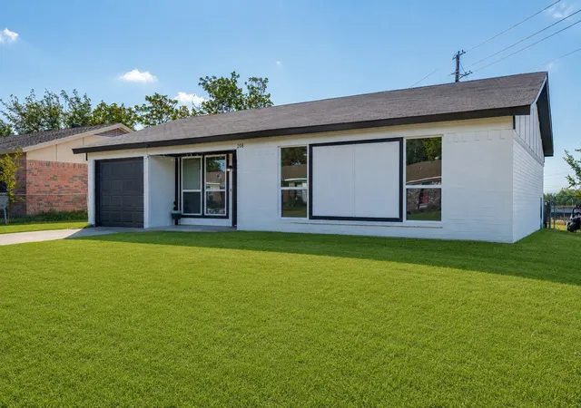 Photo 3 of Single family home for sale at 208 Woodgrove St, Mesquite, TX 75181 | MLS# 21339355 | Listing updated on 2026-10-05