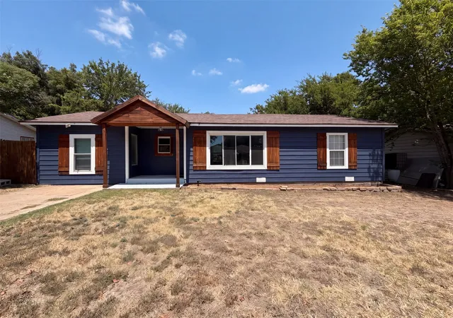 Photo 1 of Single family home for sale at 1012 Turner St, Cleburne, TX 76033 | MLS# 21356424 | Listing updated on 2026-08-25