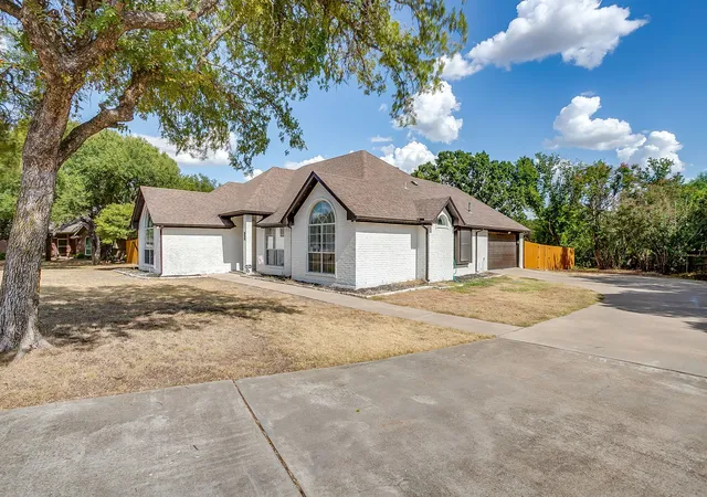Photo 3 of Single family home for sale at 222 Hidden Acres Ln, Weatherford, TX 76087 | MLS# 21355944 | Listing updated on 2026-08-12