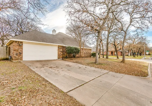 Photo 3 of Single family home for sale at 901 Evandale Rd, Burleson, TX 76028 | MLS# 21355376 | Listing updated on 2026-09-03
