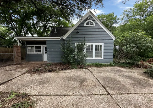 Photo 3 of Sale Pending at 506 Craig St, Hillsboro, TX 76645 | MLS# 21356487 | Listing updated on 2026-08-21