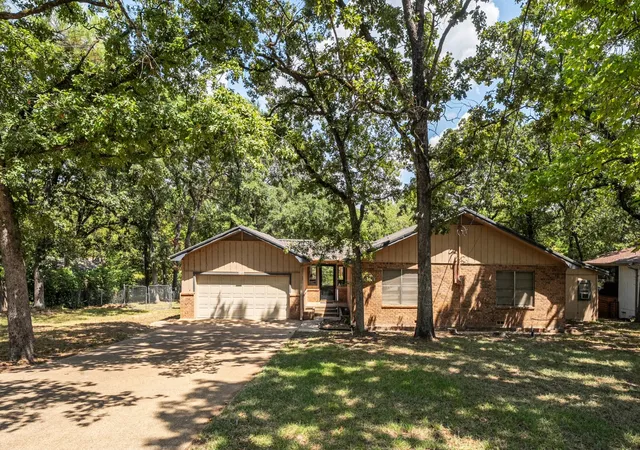 Photo 1 of Single family home for sale at 2105 Lakeview Dr, Mabank, TX 75156 | MLS# 21355435 | Listing updated on 2026-08-13