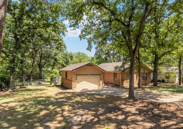 Photo 3 of Single family home for sale at 2105 Lakeview Dr, Mabank, TX 75156 | MLS# 21355435 | Listing updated on 2026-08-13