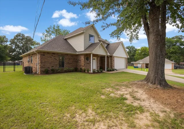 Photo 3 of Single family home for sale at 703 Daniel St, Gladewater, TX 75647 | MLS# 21356679 | Listing updated on 2026-10-07