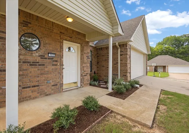 Photo 4 of Single family home for sale at 703 Daniel St, Gladewater, TX 75647 | MLS# 21356679 | Listing updated on 2026-10-07