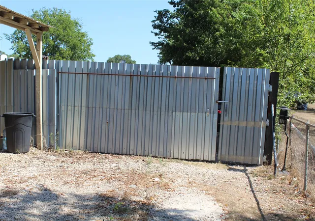 Photo 4 of Single family home for sale at 2311 Bridge St, Gatesville, TX 76528 | MLS# 21355405 | Listing updated on 2026-09-04