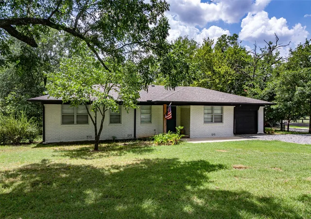 Photo 3 of Single family home for sale at 414 Flowing Wells Rd, Pottsboro, TX 75076 | MLS# 21352807 | Listing updated on 2026-08-12