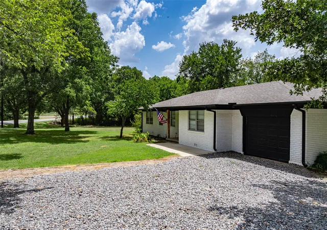 Photo 4 of Single family home for sale at 414 Flowing Wells Rd, Pottsboro, TX 75076 | MLS# 21352807 | Listing updated on 2026-08-12