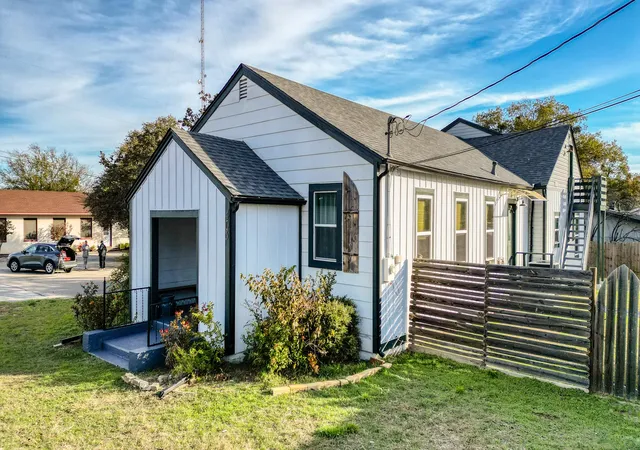 Photo 1 of Single family home for sale at 405 S Bowie Dr, Weatherford, TX 76086 | MLS# 21356735 | Listing updated on 2026-08-11