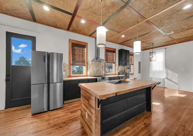 Photo 2 of Single family home for sale at 405 S Bowie Dr, Weatherford, TX 76086 | MLS# 21356735 | Listing updated on 2026-08-11