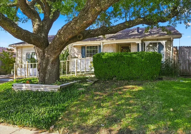 Photo 3 of Single family home for sale at 6305 Magnolia Ln, Rowlett, TX 75089 | MLS# 21355480 | Listing updated on 2026-09-04