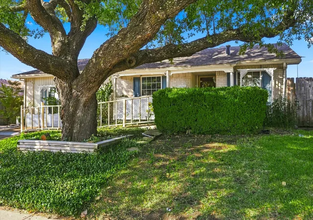 Photo 3 of Single family home for sale at 6305 Magnolia Ln, Rowlett, TX 75089 | MLS# 21355480 | Listing updated on 2026-10-29