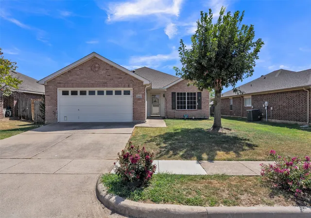 Photo 1 of Single family home for sale at 808 Flamingo Dr, Saginaw, TX 76131 | MLS# 21355778 | Listing updated on 2026-08-29
