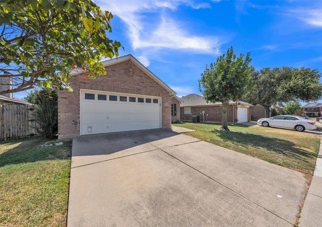 Photo 2 of Single family home for sale at 808 Flamingo Dr, Saginaw, TX 76131 | MLS# 21355778 | Listing updated on 2026-08-29