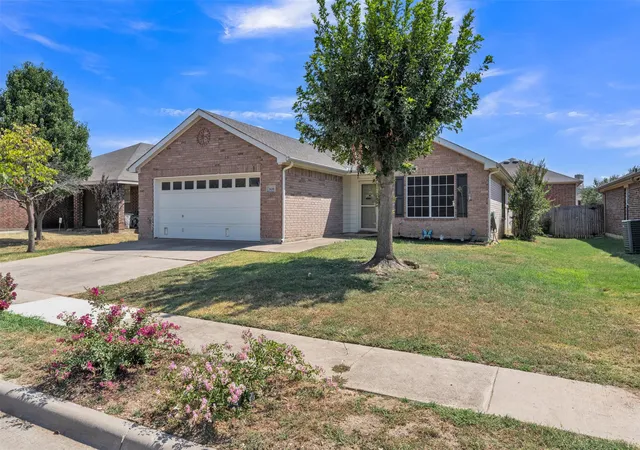 Photo 3 of Single family home for sale at 808 Flamingo Dr, Saginaw, TX 76131 | MLS# 21355778 | Listing updated on 2026-08-29