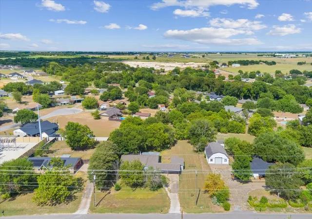 Photo 2 of Single family home for sale at 901 S Old Temple Rd, Lorena, TX 76655 | MLS# 21350421 | Listing updated on 2026-08-11