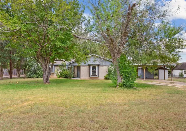 Photo 3 of Single family home for sale at 901 S Old Temple Rd, Lorena, TX 76655 | MLS# 21350421 | Listing updated on 2026-08-11