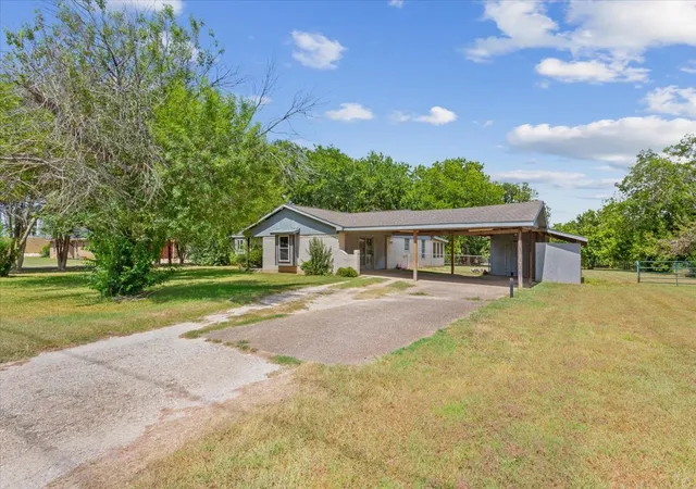 Photo 3 of Single family home for sale at 901 S Old Temple Rd, Lorena, TX 76655 | MLS# 21350421 | Listing updated on 2026-08-11
