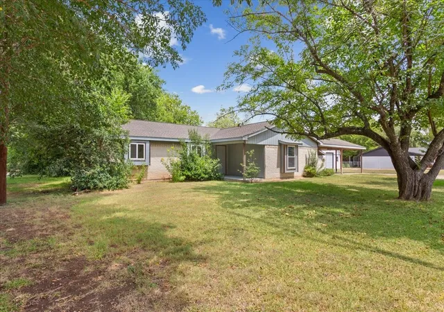 Photo 4 of Single family home for sale at 901 S Old Temple Rd, Lorena, TX 76655 | MLS# 21350421 | Listing updated on 2026-08-11