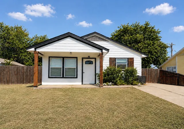Photo 1 of Single family home for sale at 106 Raymond St, Bowie, TX 76230 | MLS# 21356580 | Listing updated on 2026-08-31