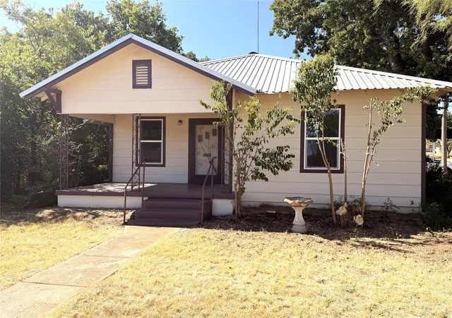 Photo 1 of Single family home for sale at 712 W Main St, Eastland, TX 76448 | MLS# 21356803 | Listing updated on 2026-08-20