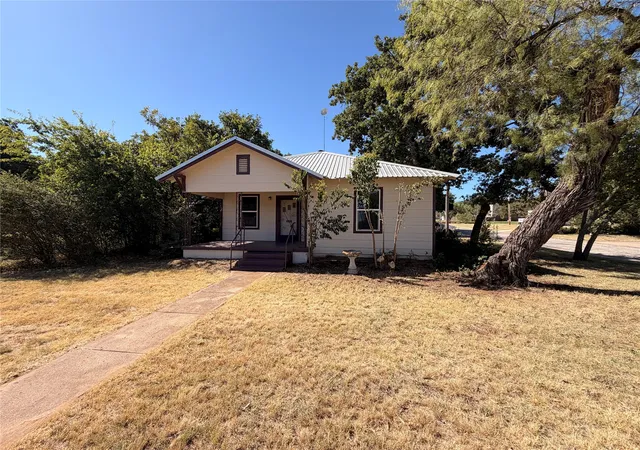 Photo 2 of Single family home for sale at 712 W Main St, Eastland, TX 76448 | MLS# 21356803 | Listing updated on 2026-08-20