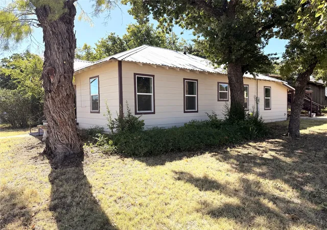 Photo 3 of Single family home for sale at 712 W Main St, Eastland, TX 76448 | MLS# 21356803 | Listing updated on 2026-08-20