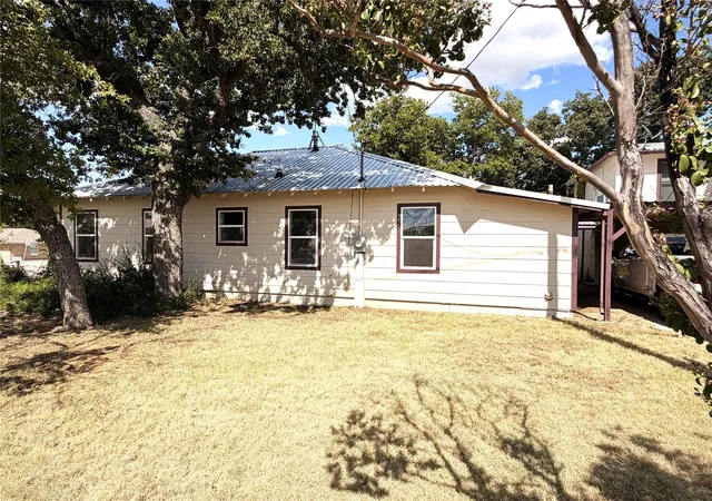 Photo 4 of Single family home for sale at 712 W Main St, Eastland, TX 76448 | MLS# 21356803 | Listing updated on 2026-08-20