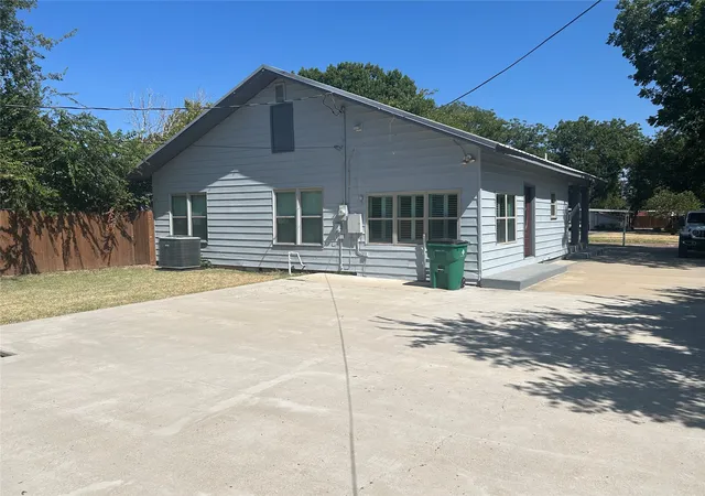Photo 3 of Sale Pending at 407 W Hamilton St, Olney, TX 76374 | MLS# 21356936 | Listing updated on 2026-08-22