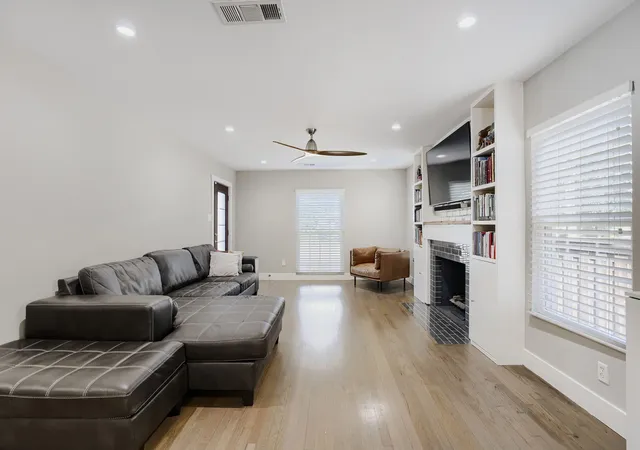 Photo 4 of Single family home for sale at 514 S Westmoreland Rd, Dallas, TX 75211 | MLS# 21357042 | Listing updated on 2026-10-01