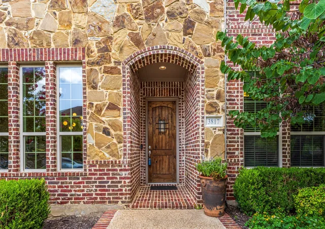 Photo 3 of Single family home for sale at 3817 Plum Vista Pl, Arlington, TX 76005 | MLS# 21353903 | Listing updated on 2026-09-18