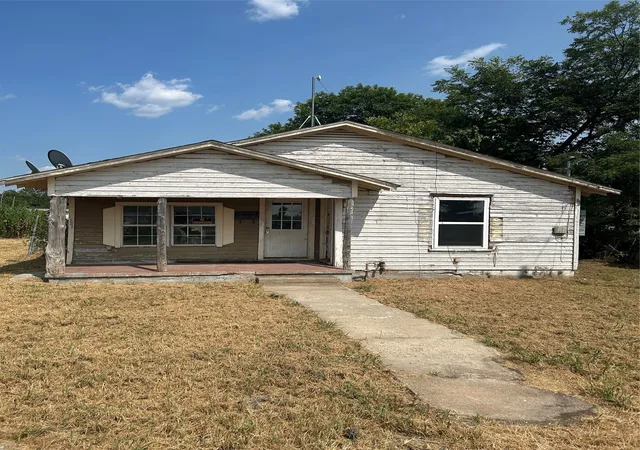 Photo 1 of Single family home for sale at 204 8th St, Honey Grove, TX 75446 | MLS# 21355231 | Listing updated on 2026-08-12