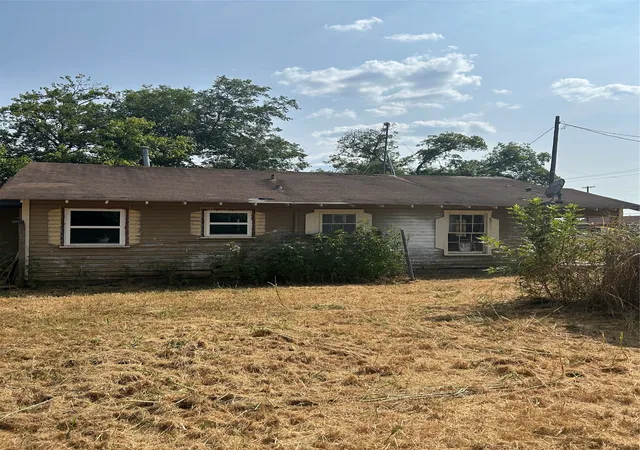 Photo 2 of Single family home for sale at 204 8th St, Honey Grove, TX 75446 | MLS# 21355231 | Listing updated on 2026-08-12