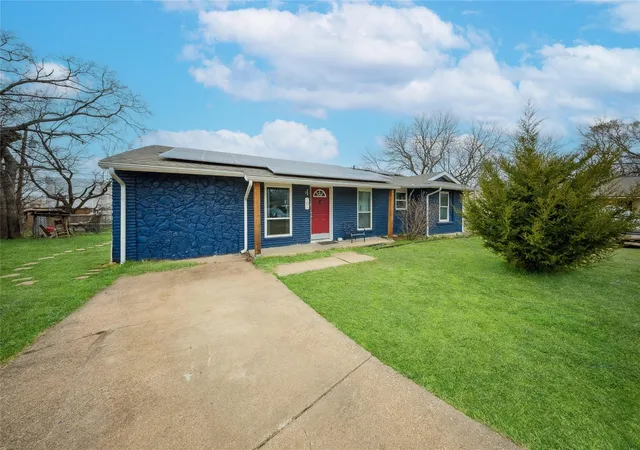 Photo 2 of Single family home for sale at 106 Glenview Pl, Hutchins, TX 75141 | MLS# 21355038 | Listing updated on 2026-08-20