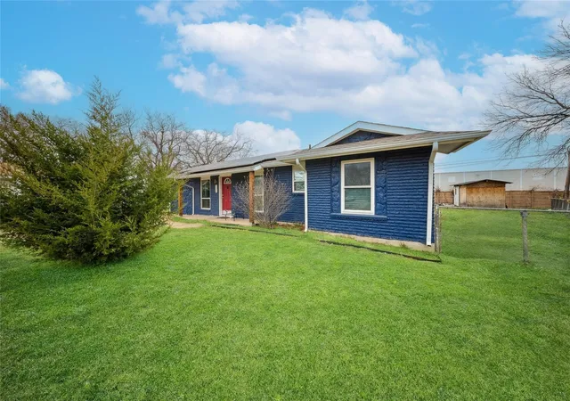 Photo 3 of Single family home for sale at 106 Glenview Pl, Hutchins, TX 75141 | MLS# 21355038 | Listing updated on 2026-08-20