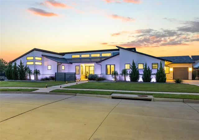 Photo 3 of Sale Pending at 200 Winnie Dr, Colleyville, TX 76034 | MLS# 21355181 | Listing updated on 2026-10-03